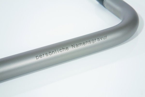 Grauer Metallrahmen mit individueller Namensgravur „personliche Namensgravur“.