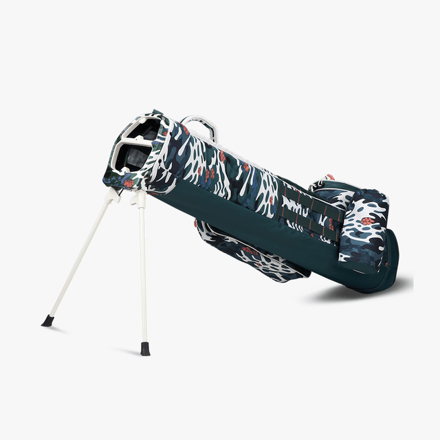 Golf-Standbag in blau-weiß-schwarzem Wave-Camo-Muster mit zwei ausklappbaren Stützbeinen und mehreren Taschen.