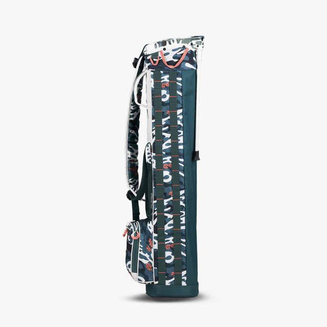 Dunkelblaues OGIO Funday Stand Golfbag mit weißem Logo und camouflage Muster in Blau- und Rottönen.