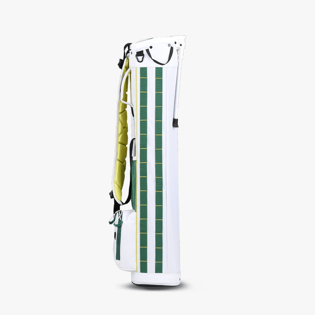 Weiß-grüner Golf-Standbag mit grünem Streifenmuster und gelbem Schulterriemen.