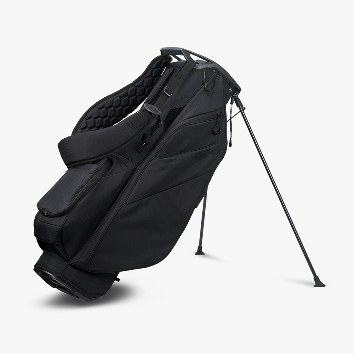 Schwarzer OGIO Fuse Stand Golfbag mit integriertem Ständer und mehreren Reißverschlusstaschen.