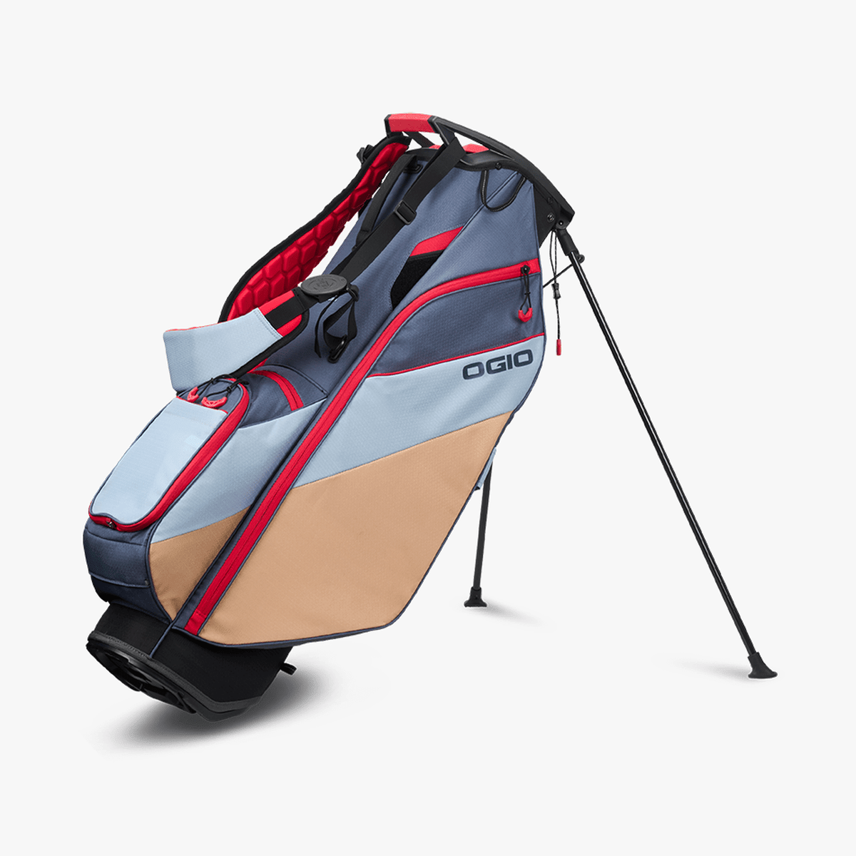 Schwarz-rotes OGIO Fuse Stand Golfbag mit beige Boden, zweistelligen Tragegurten und Ständerfunktion.