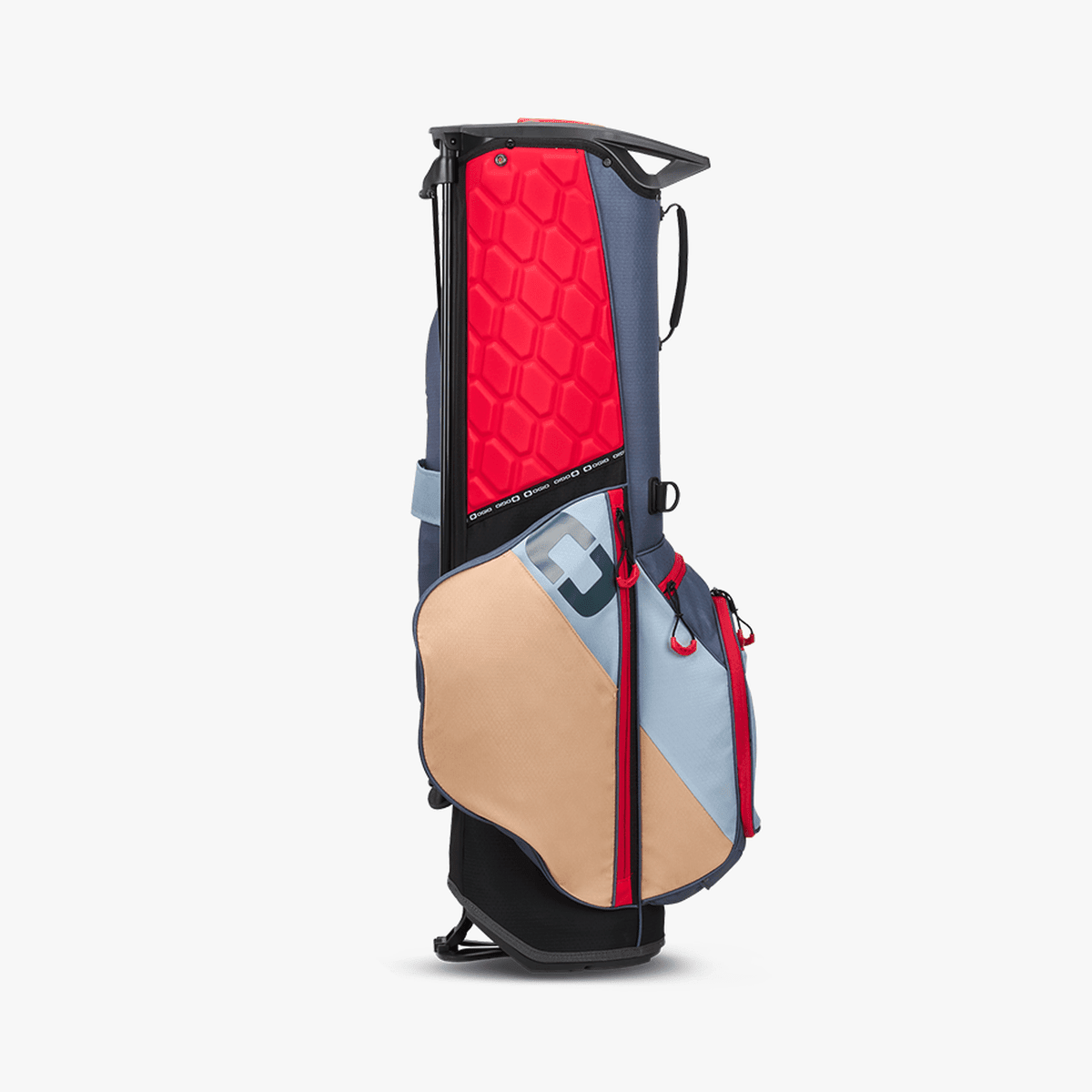 Golf-Standbag OGIO Fuse 2025 in Rot-Weiß-Blau mit gepolstertem Rückenteil und mehreren Taschen.