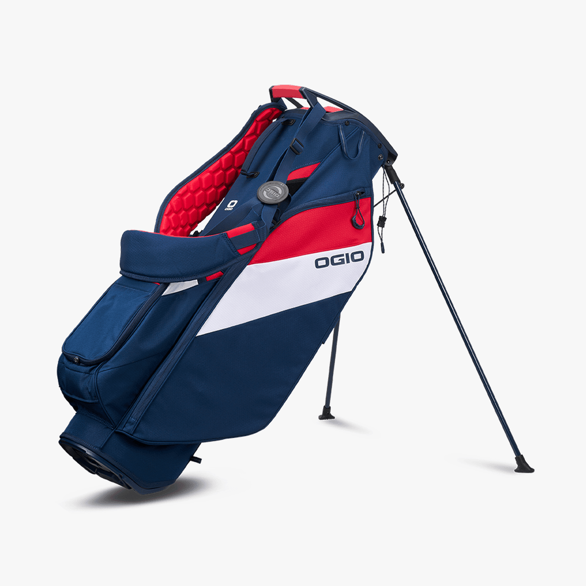 Golfstandbag in Marineblau mit weißen und roten Akzenten, gepolsterter Tragegurt, robuste Standfüße.