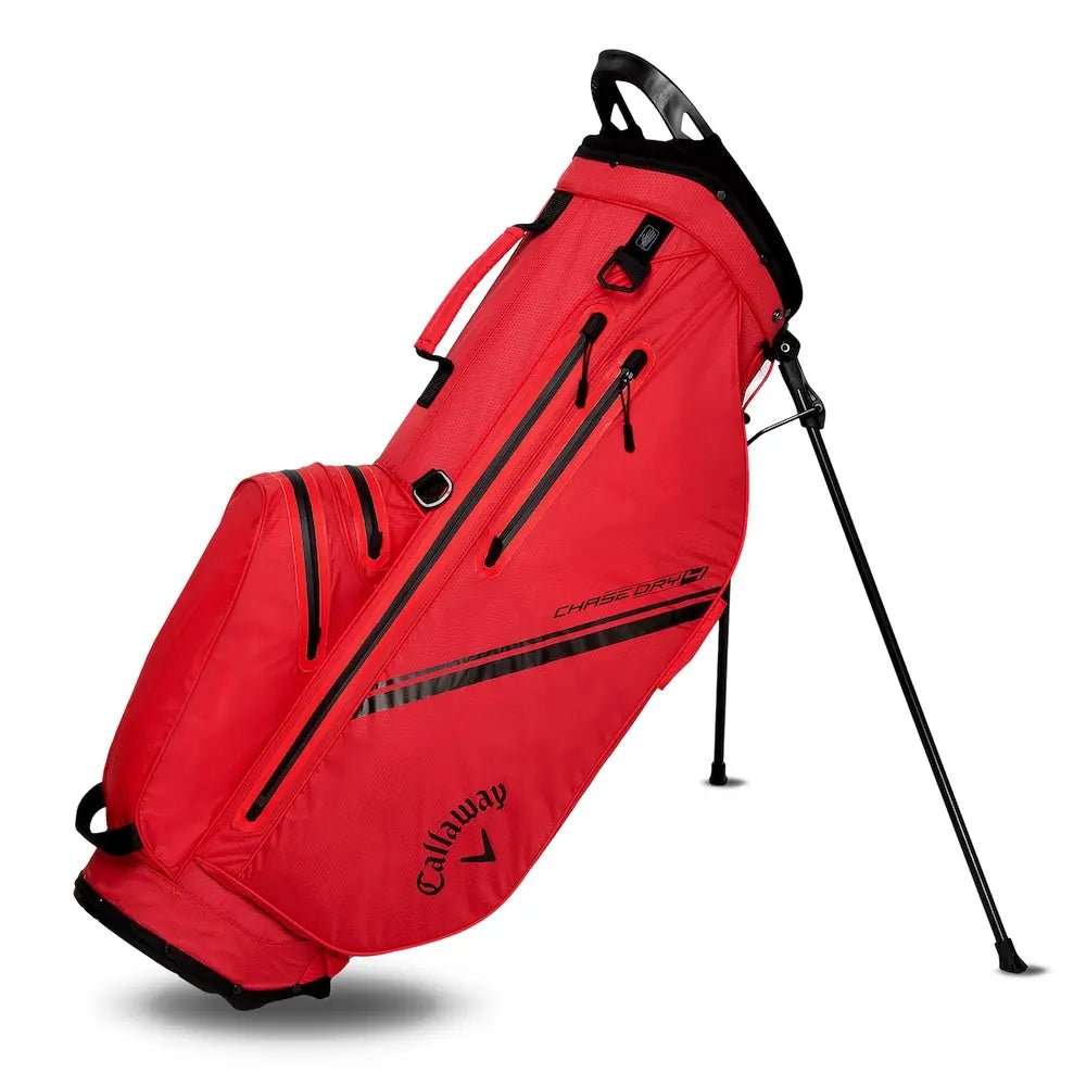 Rotes Callaway Chase Dry Golfbag mit schwarzem Ständer und mehreren Reißverschlusstaschen.