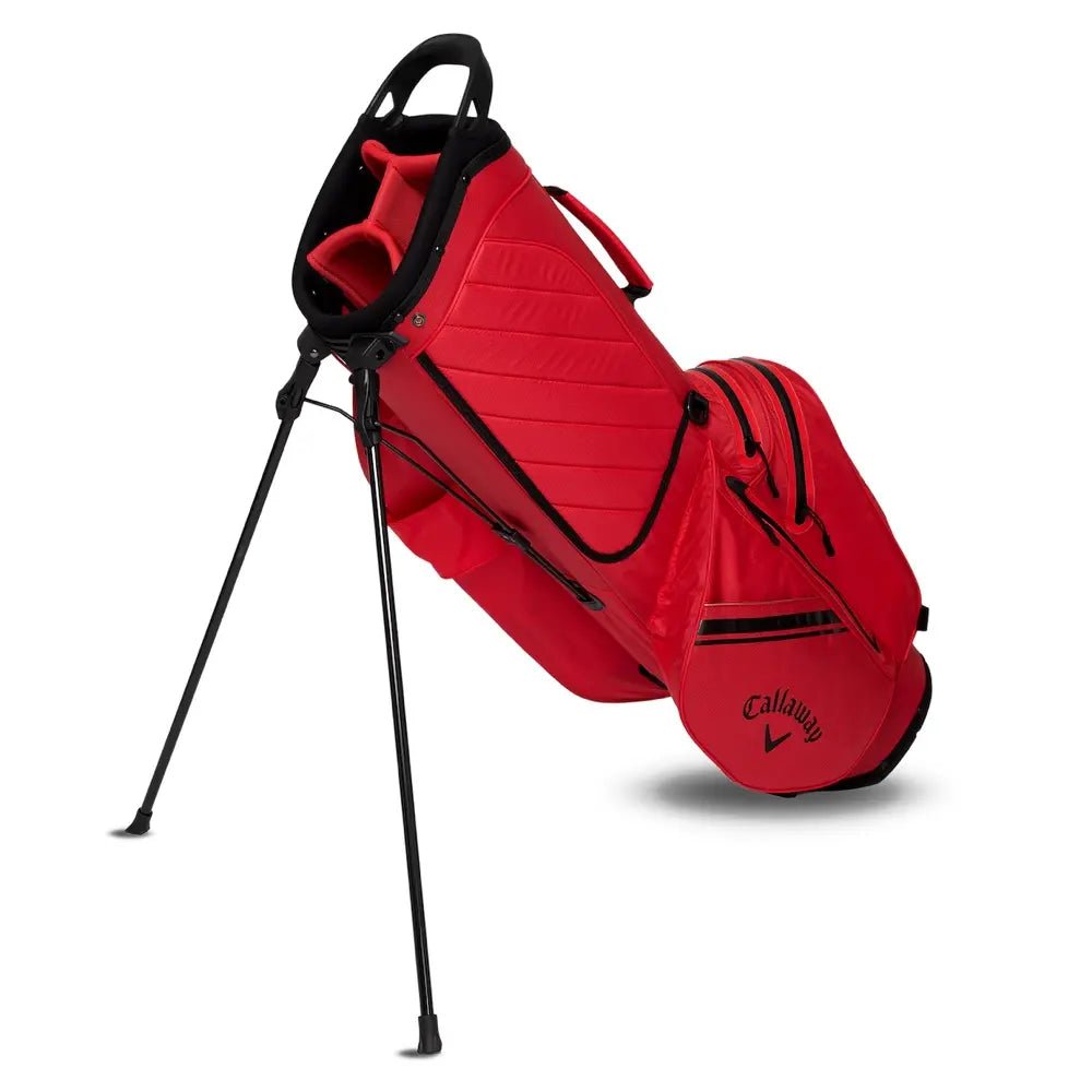 Rotes Callaway Chase Dry Stand Golfbag mit schwarzem Logo und ausklappbarem Ständer.