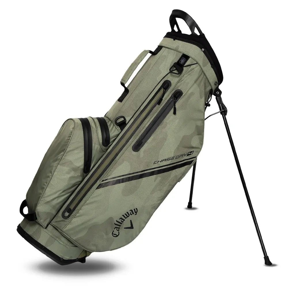 Schwarzes Callaway Chase Dry Stand Golfbag mit mehreren Reißverschlusstaschen und stabilem Standgestell.