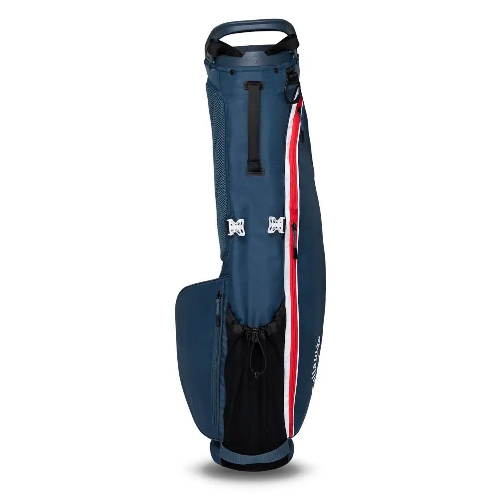 Marineblaues Callaway Carry Plus Standbag mit weiß-rotem Seitenstreifen und Tragegriff.