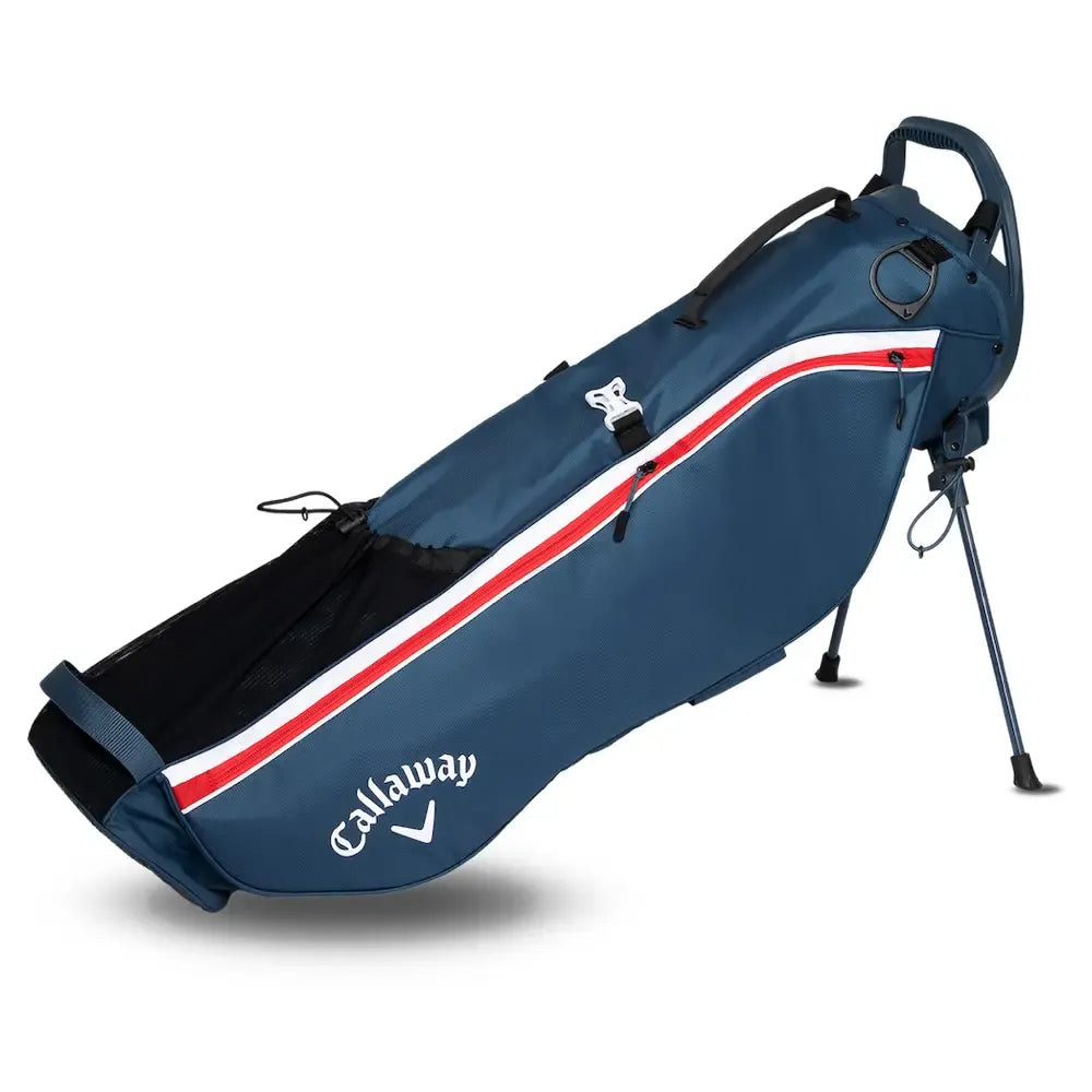 Marineblaues Callaway Carry Plus Stand Golfbag mit weiß-roter Streifenakzentuierung und zwei ausklappbaren Beinen.