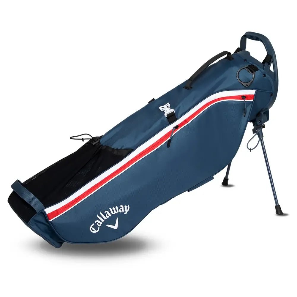 Marineblaues Callaway Carry Plus Stand Golfbag mit weiß-roter Streifenakzentuierung und zwei ausklappbaren Beinen.