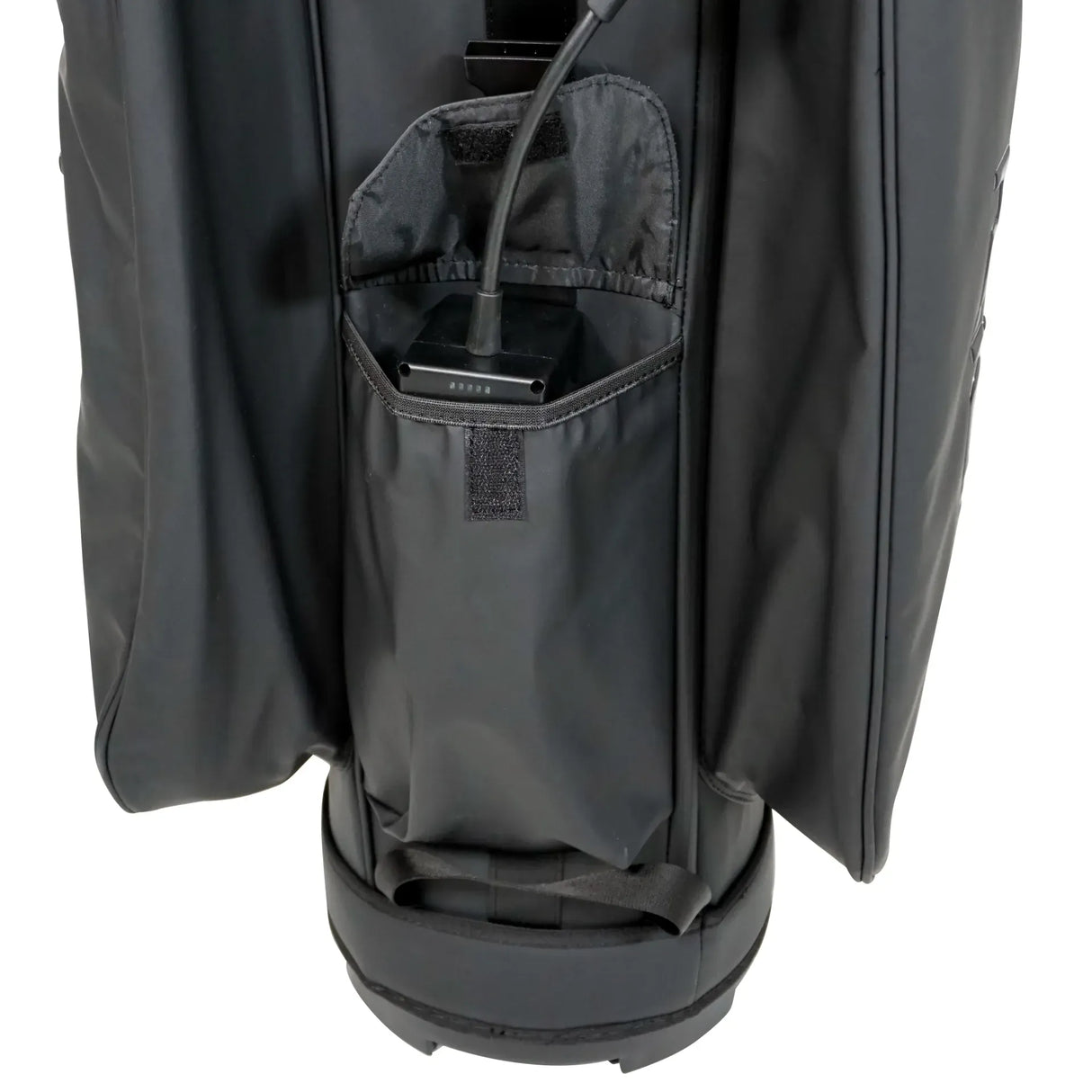 Schwarzes Golfbag mit geräumiger Magnettasche und Organizerfach am unteren Ende.