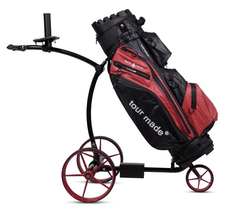 Elektrischer Golftrolley Tour Made RT-630S in Schwarz/Rot mit drei Rädern und Golftasche.