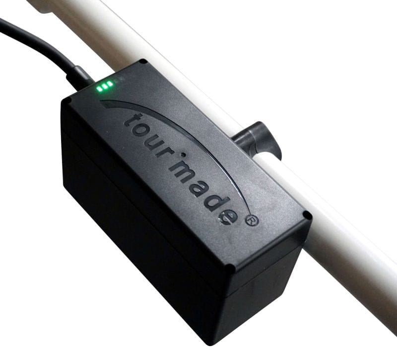 Schwarzer Tour Made Akku mit LED-Anzeige an weißem Golftrolley-Griff.