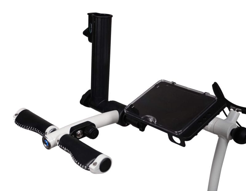 Silberner Golftrolley-Lenker mit ergonomischen Griffen und integriertem Ablagefach.