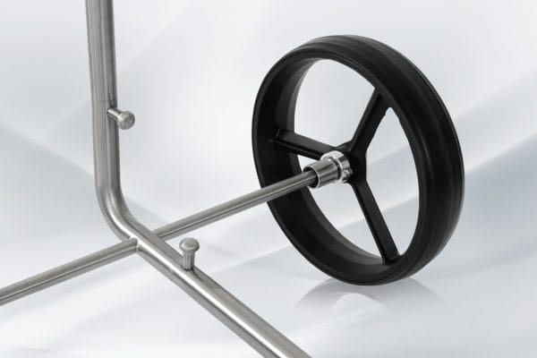 Schwarzes Kunststoffrad mit Metallachse und silbernem Stahlrahmen eines 3-Rad-Golftrolleys.