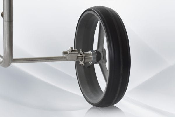 Schwarzes Rad mit Profilreifen und silberner Metallachse des PG-Powergolf SteelCad Explorer Trolleys.