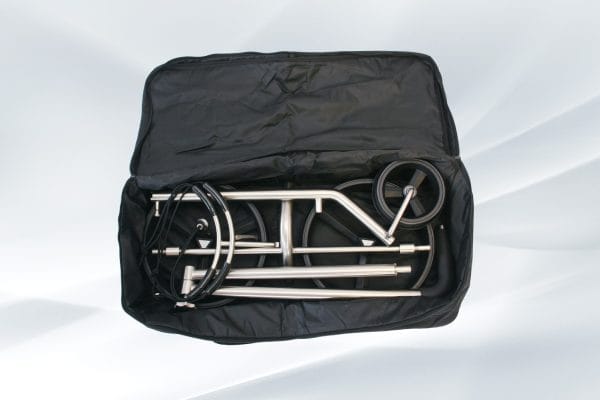 Faltschwarzer Golf Trolley mit silbernem Stahlrahmen kompakt zusammengeklappt im Transportbeutel.