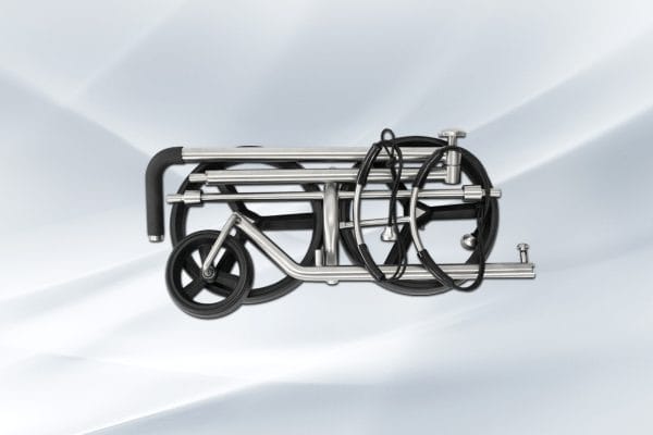 Gefalteter Golftrolley PG-Powergolf SteelCad Explorer in Silber mit schwarzen Reifen und Griffen.
