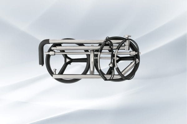 Klappbarer Golf-Trolleyrahmen aus Stahl in Silber mit schwarzen Reifen und Griffen.