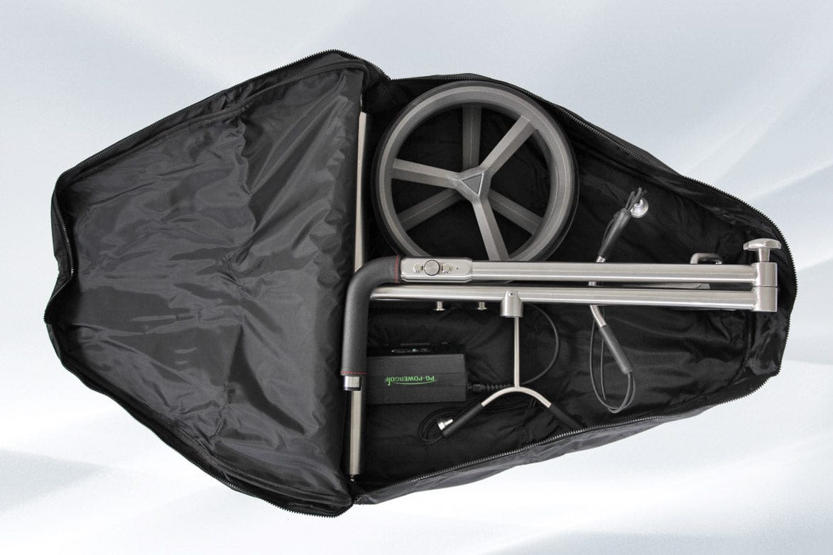 Elektrotrolley PG-Powergolf SteelCad Zorro zusammengefaltet in schwarzer Tragetasche, grauer Rahmen und schwarze Räder.