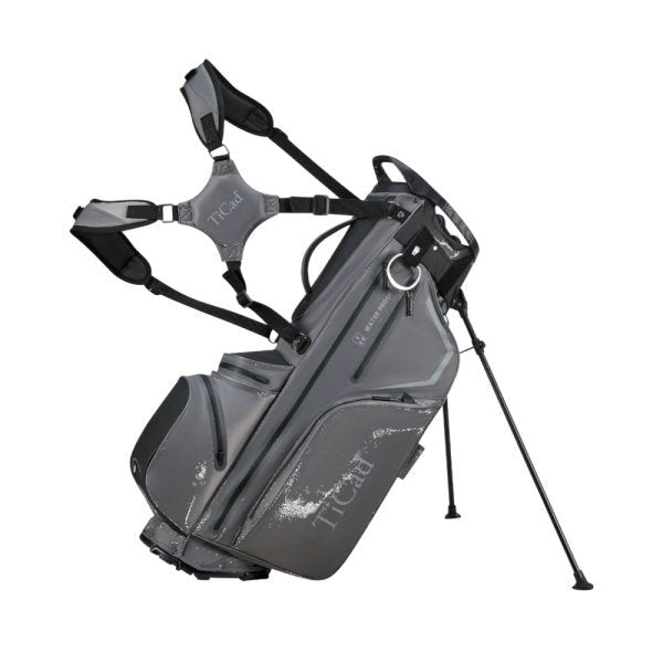 Wasserdichte TiCad Premium 14 Golf-Tragetasche in Canon Grau mit mehreren Fächern und stabilem Standfuß.