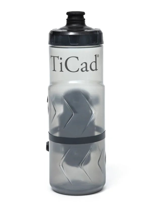 Transparente TiCad Trinkflasche mit schwarzem Schraubverschluss und grauem Griffband.