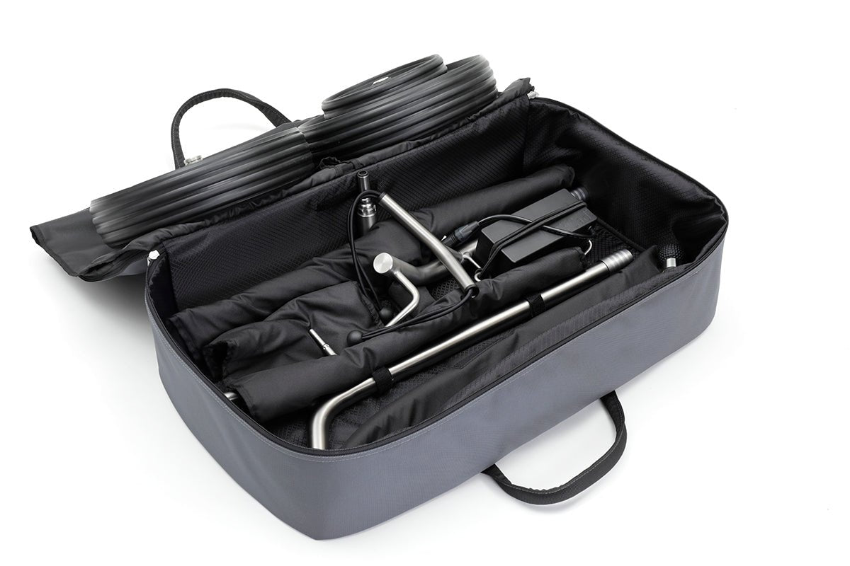 Schwarze Transporttasche aus robustem Material mit geöffnetem Reißverschluss und verstautem TiCad Goldfinger Trolley Zubehör .