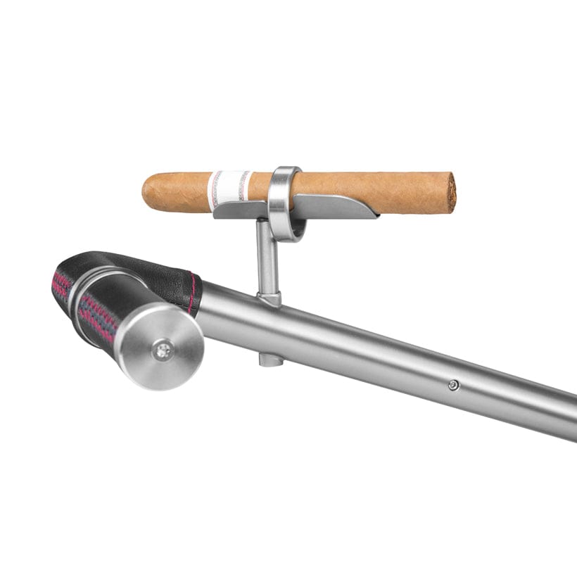 Silberner TiCad Zigarrenhalter aus Metall mit Halterung und einer braunen Zigarre.