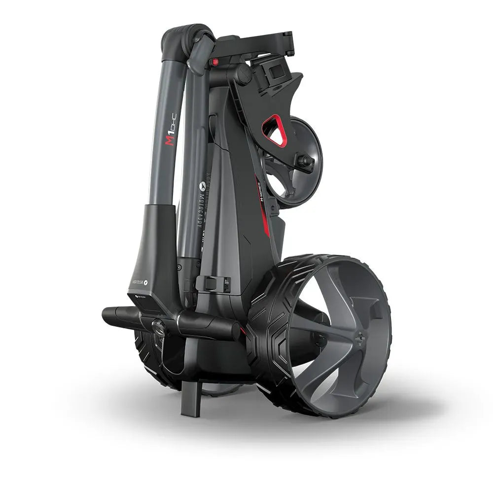 Kompakter schwarzer Motocaddy M1 DHC Ultra Lithium Elektro Golftrolley mit großen Rädern und faltbarem Rahmen.