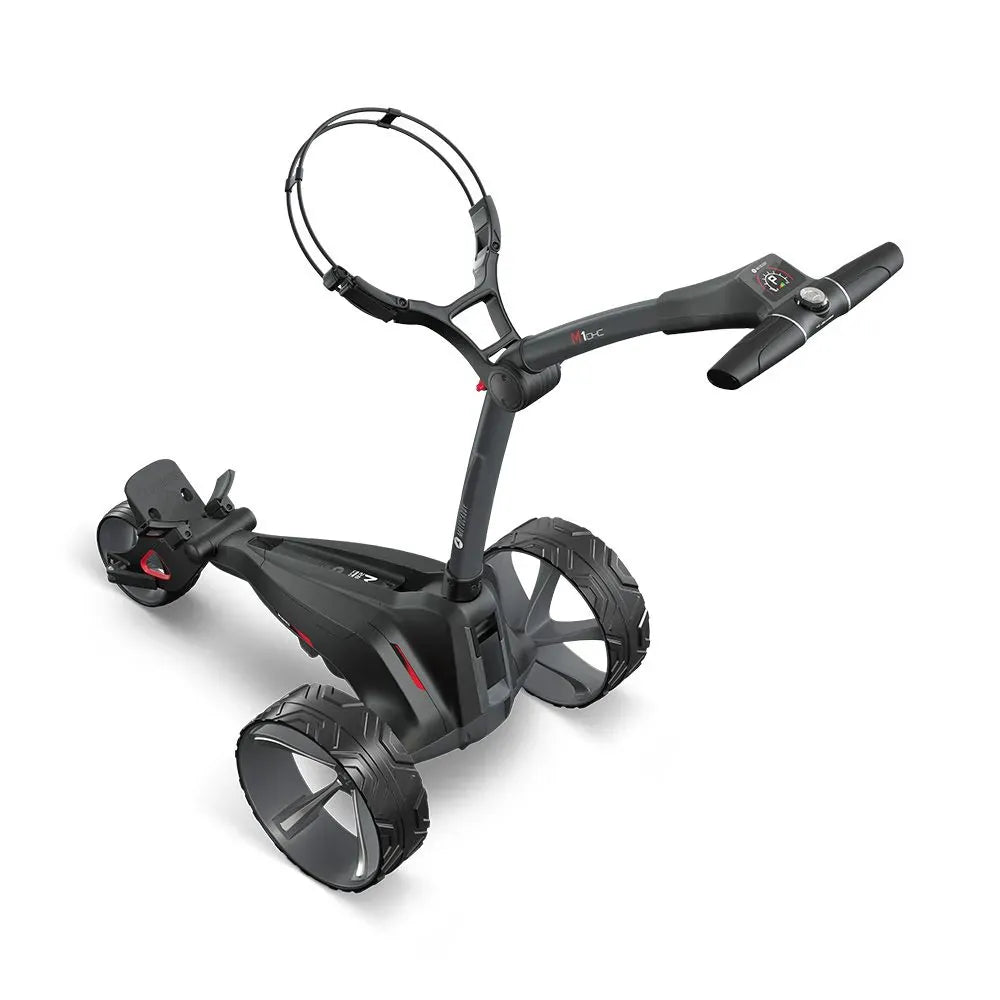 Schwarzer Motocaddy M1 DHC Ultra Lithium Elektro-Golftrolley mit drei Rädern und LCD-Display am Griff.