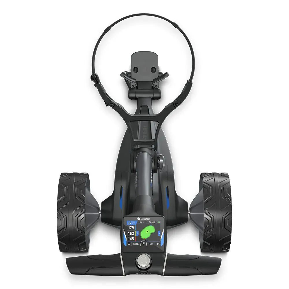 Schwarzer Motocaddy M5 GPS DHC Ultra Lithium Elektrotrolley mit großem Display und robusten Reifen.