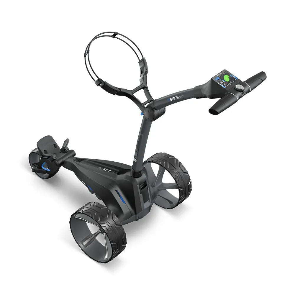 Schwarzer Motocaddy M5 GPS DHC Ultra Lithium Elektrischer Golftrolley mit drei Rädern und integrierter Steuerungseinheit.