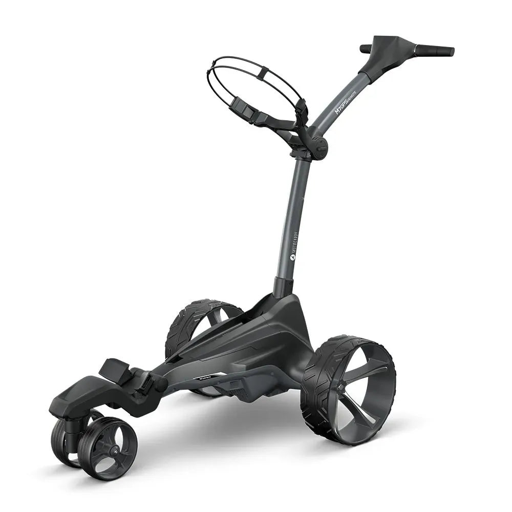 Motocaddy M7 GPS elektrischer Golftrolley mit robustem schwarzen Rahmen und zwei großen Hinterrädern.