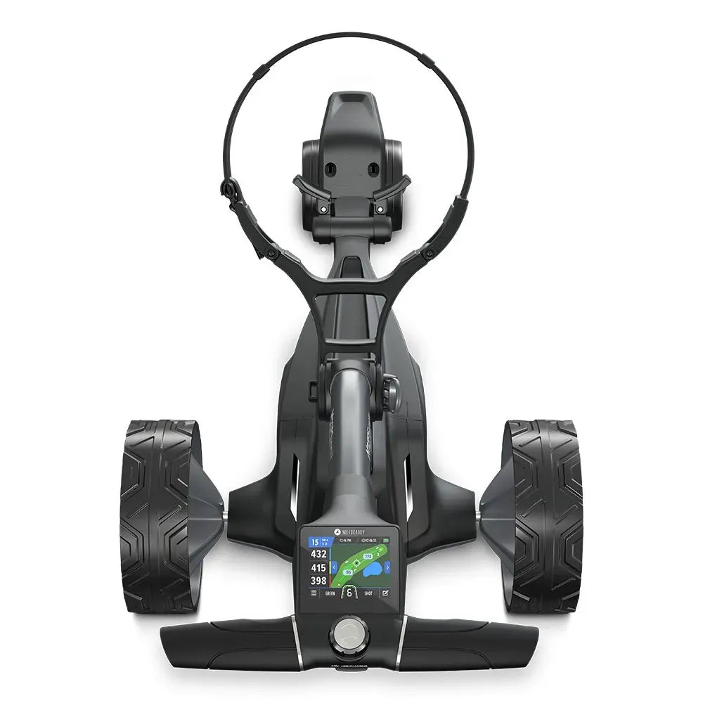 Schwarzer Motocaddy M7 GPS REMOTE Ultra Lithium Elektro-Golftrolley mit großem Display und robusten Offroad-Reifen.