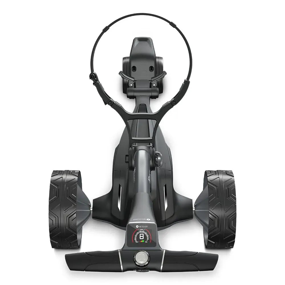 Schwarzer Motocaddy M7 Ultra Lithium REMOTE Elektro-Golftrolley mit großen Profilreifen und zentralem Bedienelement.