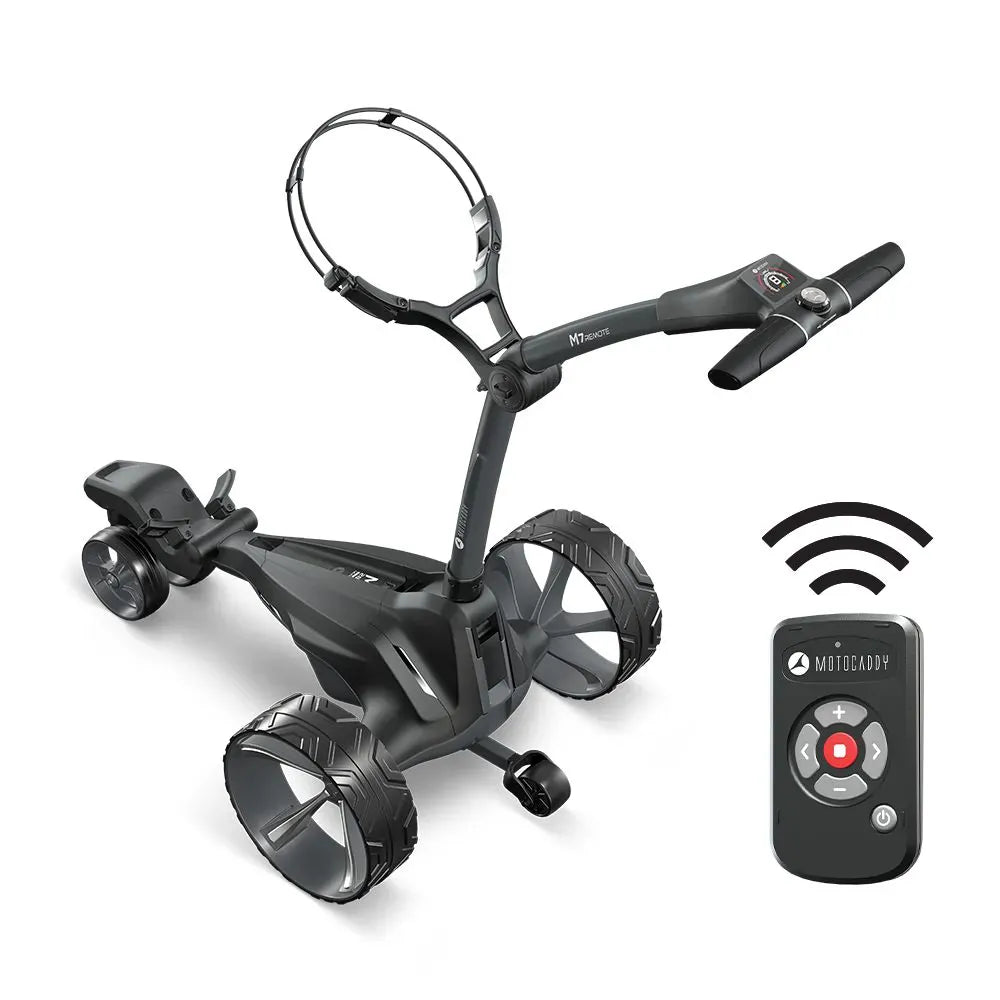 Schwarzer Motocaddy M7 Ultra Lithium Elektrotrolley mit großen Rädern und Fernbedienung.