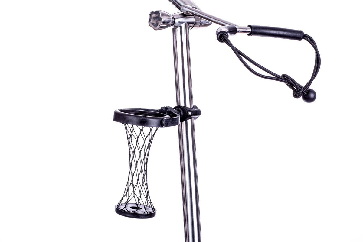 Schwarzer Trendgolf Getränkehalter aus flexiblem Kunststoffnetz, montiert an silbernem Metall-Golftrolley-Griff.