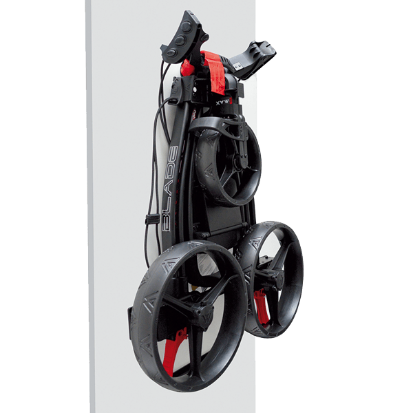 Schwarzer Wandhalter für Trolley mit robustem Kunststoff und zwei großen Rädern in Schwarz und Rot.