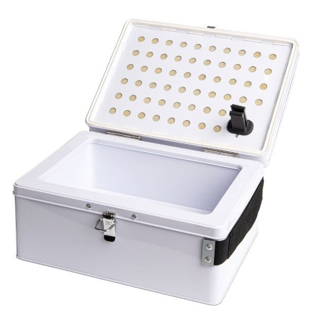 Weiße Trendgolf Watchdog Akku Lade-Box aus Metall mit aufklappbarem Deckel und schwarzem Verriegelungshebel.