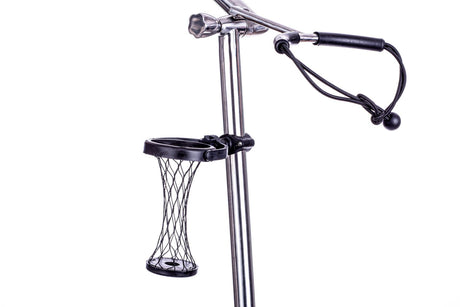 Trendgolf Getränkehalter aus schwarzem Kunststoff mit flexiblem Netz, montiert am Golftrolley-Griff.