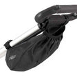 Schwarze, flache Zubehörtasche mit elastischem Verschluss am Golftrolley-Griff befestigt.