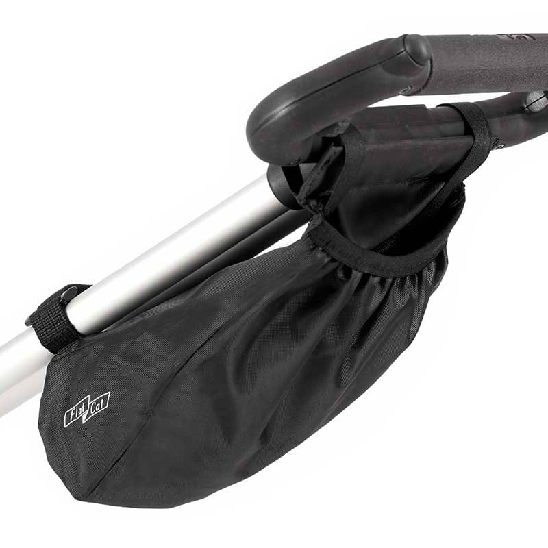 Schwarze, flache Zubehörtasche mit elastischem Verschluss am Golftrolley-Griff befestigt.