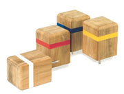 Vier quadratische Tee Marker aus hellem Teakholz mit farbigen Streifen in Weiß, Rot, Blau und Gelb auf Metallspießen.