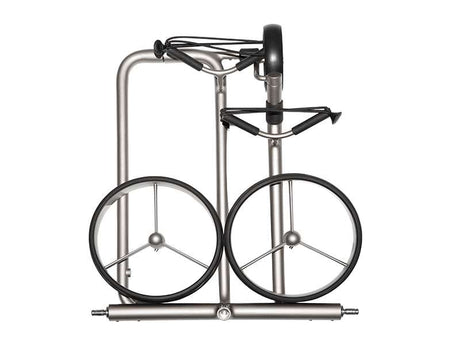 Elektrischer Golftrolley JuStar Silver 1.0 mit schlankem silberfarbenem Rahmen und großen schwarzen Rädern.