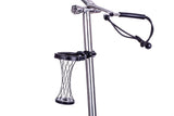 Schwarzer Trendgolf Getränkehalter aus flexiblem Kunststoffnetz, montiert an silbernem Metall-Golftrolley-Griff.
