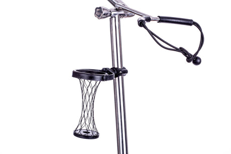 Schwarzer Trendgolf Getränkehalter aus flexiblem Kunststoffnetz, montiert an silbernem Metall-Golftrolley-Griff.