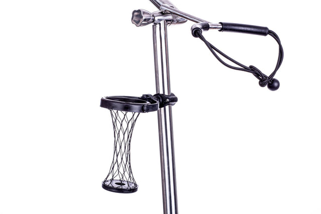 Schwarzer Trendgolf Getränkehalter aus flexiblem Kunststoffnetz, montiert an silbernem Metall-Golftrolley-Griff.